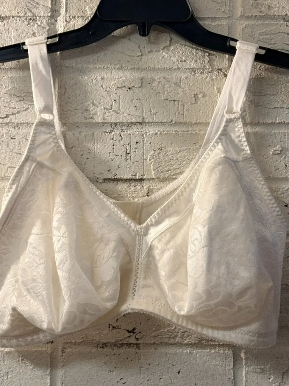 Bali 44D White Wireless Full Coverage Comfort Bra Floral Jacquard Support
